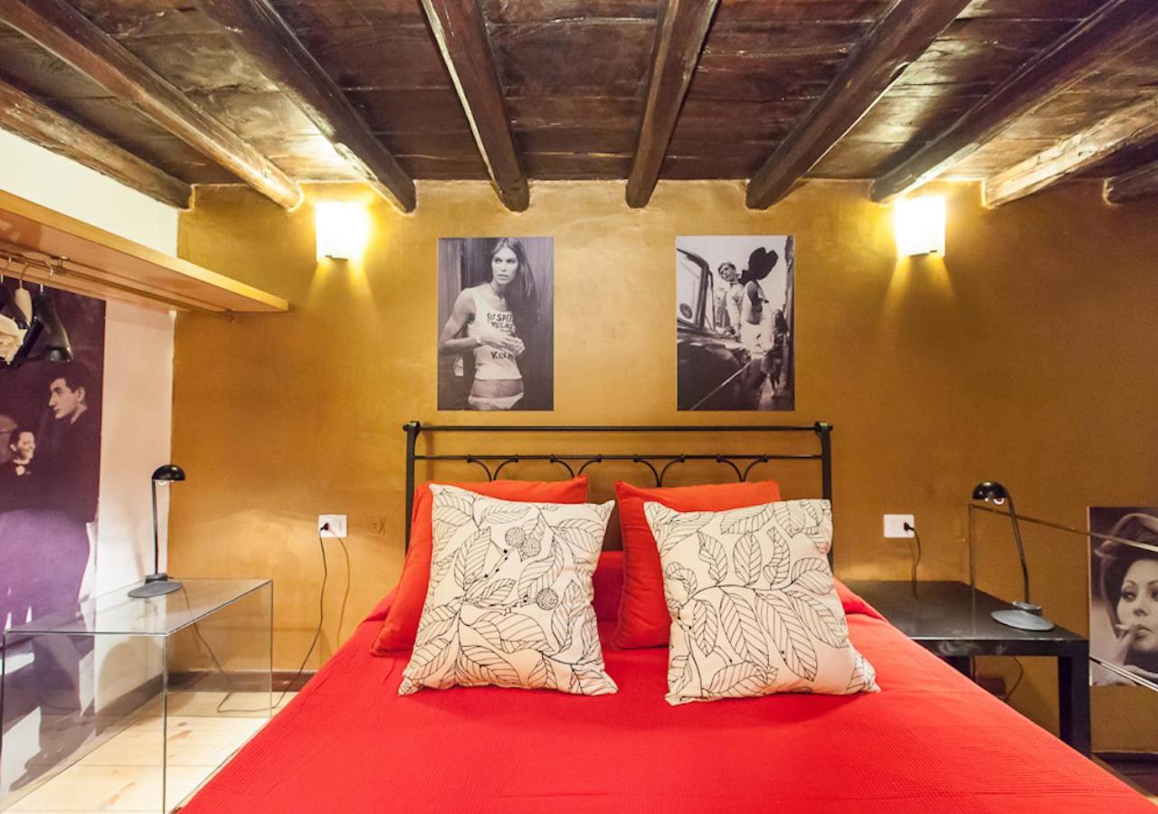 Independent In Trevi Fountain - Spain Square Rome Exterior photo